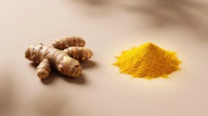 Rhizomes de curcuma frais et monticule de poudre jaune vif, éclairé, sur un fond beige uni. Illustre l'épice sous deux formes.