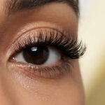 Gros plan sur un œil maquillé avec des cils longs, recourbés et très volumineux grâce au mascara Diorshow Overvolume.