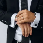 Homme avec des bague au doigt et en costume