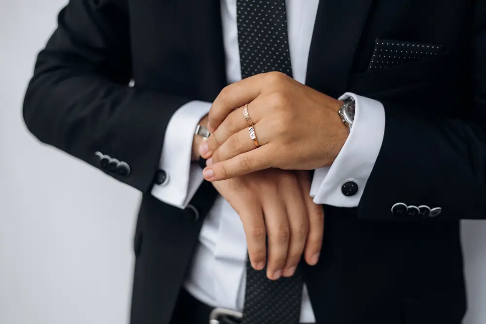 Homme avec des bague au doigt et en costume