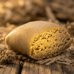 résine cbd sans thc bloc doré sur bois naturel