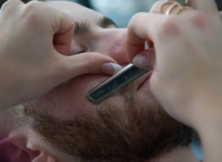 Homme se faisant raser la barbe