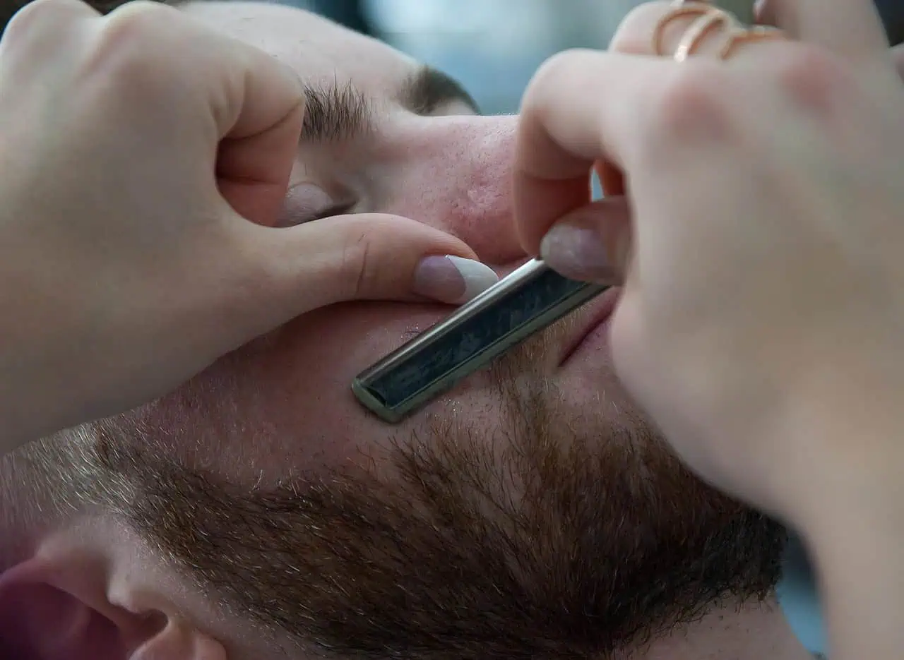 Homme se faisant raser la barbe