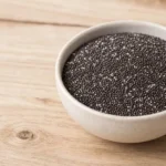 comment consommer des graines de chia au quotidien dans un bol en bois