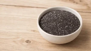 comment consommer des graines de chia au quotidien dans un bol en bois