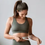 femme mesurant son tour de taille pour savoir si elle est en surpoids