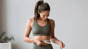 femme mesurant son tour de taille pour savoir si elle est en surpoids