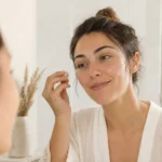 Application d'un sérum à l'acide glycolique sur le visage