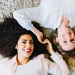 deux femmes allongées chebeux au sol