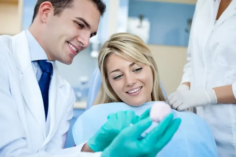 Dentiste montrant un implant pendant des soins dentaires