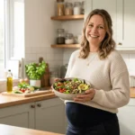femme enceinte qui mange des aliments riches en choline pour sa grossesse