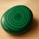 pierre de malachite verte polie sur fond naturel