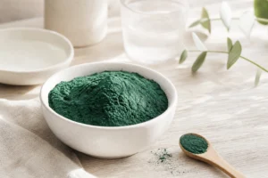 spiruline et fer poudre bleu-verte pour lutter contre la carence